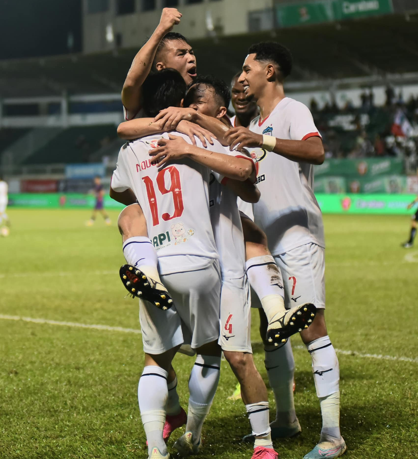 Sao U22 Việt Nam cứu HAGL của HLV Kiatisuk - Ảnh 2. Sao U22 Việt Nam cứu HAGL của HLV Kiatisuk - Ảnh 2.