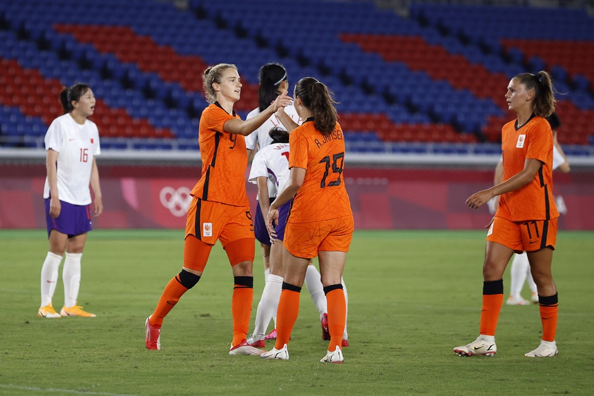 Bóng đá Việt Nam ngày 7/8: Tuyển nữ Việt Nam có cách đặc biệt chống thời tiết lạnh - Ảnh 4.