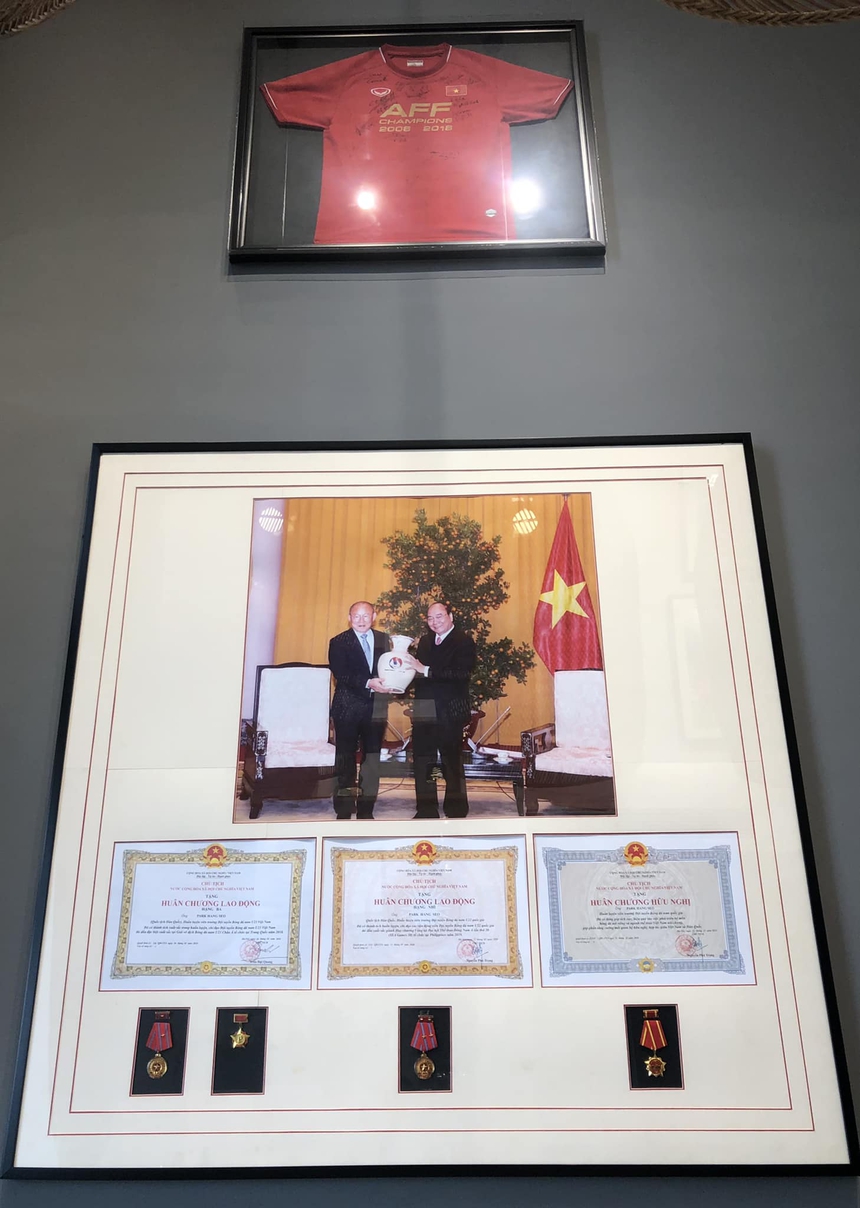 Thầy Park khoe tường nhà 'siêu xịn' đầy ắp kỷ niệm cùng bóng đá Việt Nam, người hâm mộ chỉ biết trầm trồ - Ảnh 3. Thầy Park khoe tường nhà 'siêu xịn' đầy ắp kỷ niệm cùng bóng đá Việt Nam, người hâm mộ chỉ biết trầm trồ - Ảnh 3.