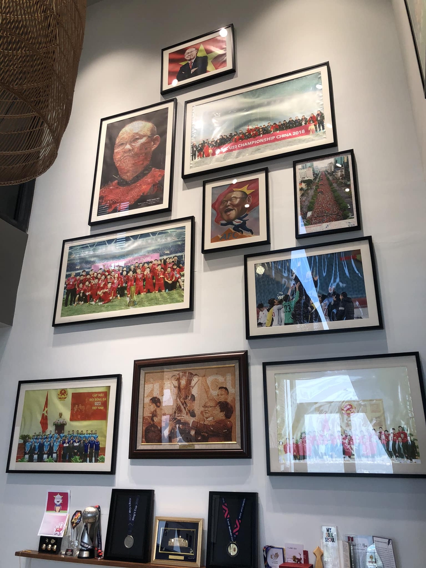 Thầy Park khoe tường nhà 'siêu xịn' đầy ắp kỷ niệm cùng bóng đá Việt Nam, người hâm mộ chỉ biết trầm trồ - Ảnh 2. Thầy Park khoe tường nhà 'siêu xịn' đầy ắp kỷ niệm cùng bóng đá Việt Nam, người hâm mộ chỉ biết trầm trồ - Ảnh 2.