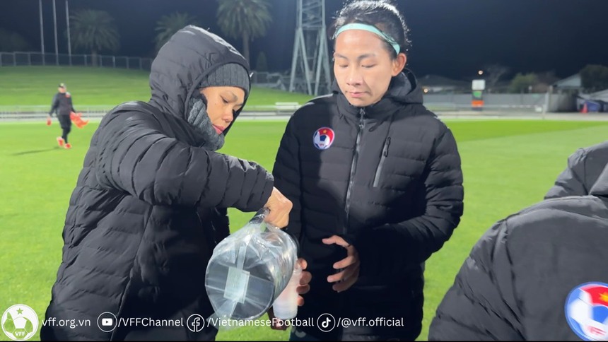Bóng đá Việt Nam ngày 7/8: Tuyển nữ Việt Nam có cách đặc biệt chống thời tiết lạnh - Ảnh 2.