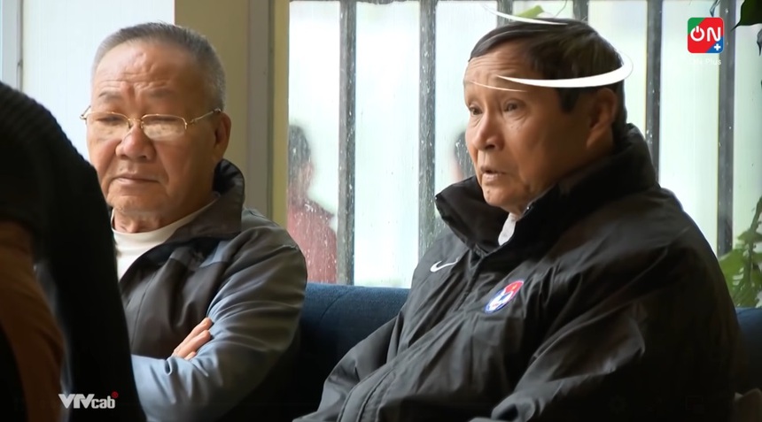 'Vợ quốc dân' Hoàng Loan đi phục vụ quán cafe, HLV Mai Đức Chung 'ngớ người' khi nhận ra học trò - Ảnh 3.