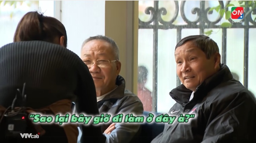 'Vợ quốc dân' Hoàng Loan đi phục vụ quán cafe, HLV Mai Đức Chung 'ngớ người' khi nhận ra học trò - Ảnh 4.