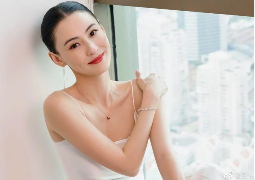 Trương Bá Chi tặng fan tại sân bay chiếc đồng hồ hơn 630 USD khi họ đến tiễn cô - Ảnh 1.