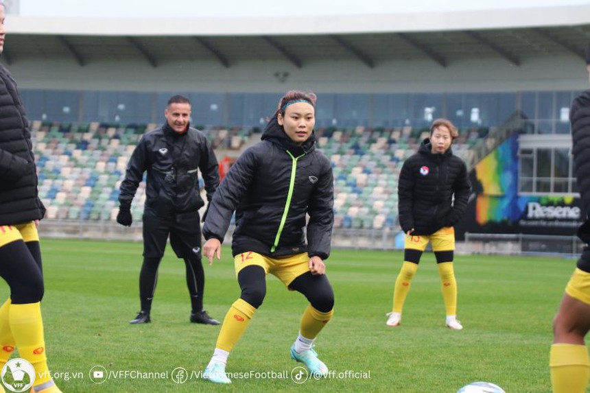 Bóng đá Việt Nam ngày 7/8: Tuyển nữ Việt Nam có cách đặc biệt chống thời tiết lạnh - Ảnh 3.