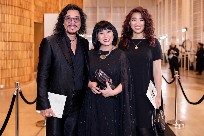 Ca sĩ Cẩm Vân, Khắc Triệu và gần 150 Nghệ sỹ nổi tiếng hội ngộ trong đêm nghệ thuật 'Vì nụ cười trẻ thơ 2023' - Ảnh 4. Ca sĩ Cẩm Vân, Khắc Triệu và gần 150 Nghệ sỹ nổi tiếng hội ngộ trong đêm nghệ thuật 'Vì nụ cười trẻ thơ 2023' - Ảnh 4.