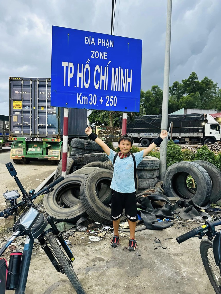 Ngả mũ thán phục trước hành trình đạp xe chinh phục 4 quốc gia trong 1 tháng của cậu bé 10 tuổi - Ảnh 3.