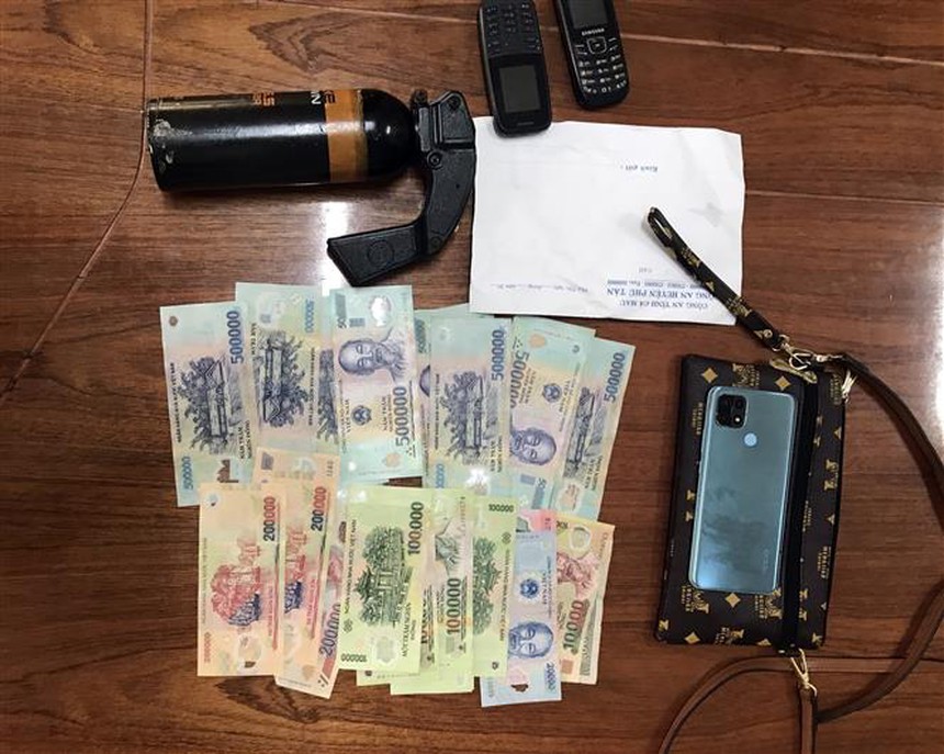 Tạm giữ 5 nghi phạm trong cùng một gia đình vì hành vi cướp tài sản - Ảnh 2.