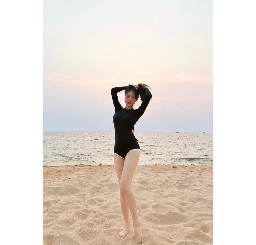 Sao Việt 1/8: Hòa Minzy khoe dáng tại biển, Chí Trung hạnh phúc bên bạn gái kém tuổi - Ảnh 1.