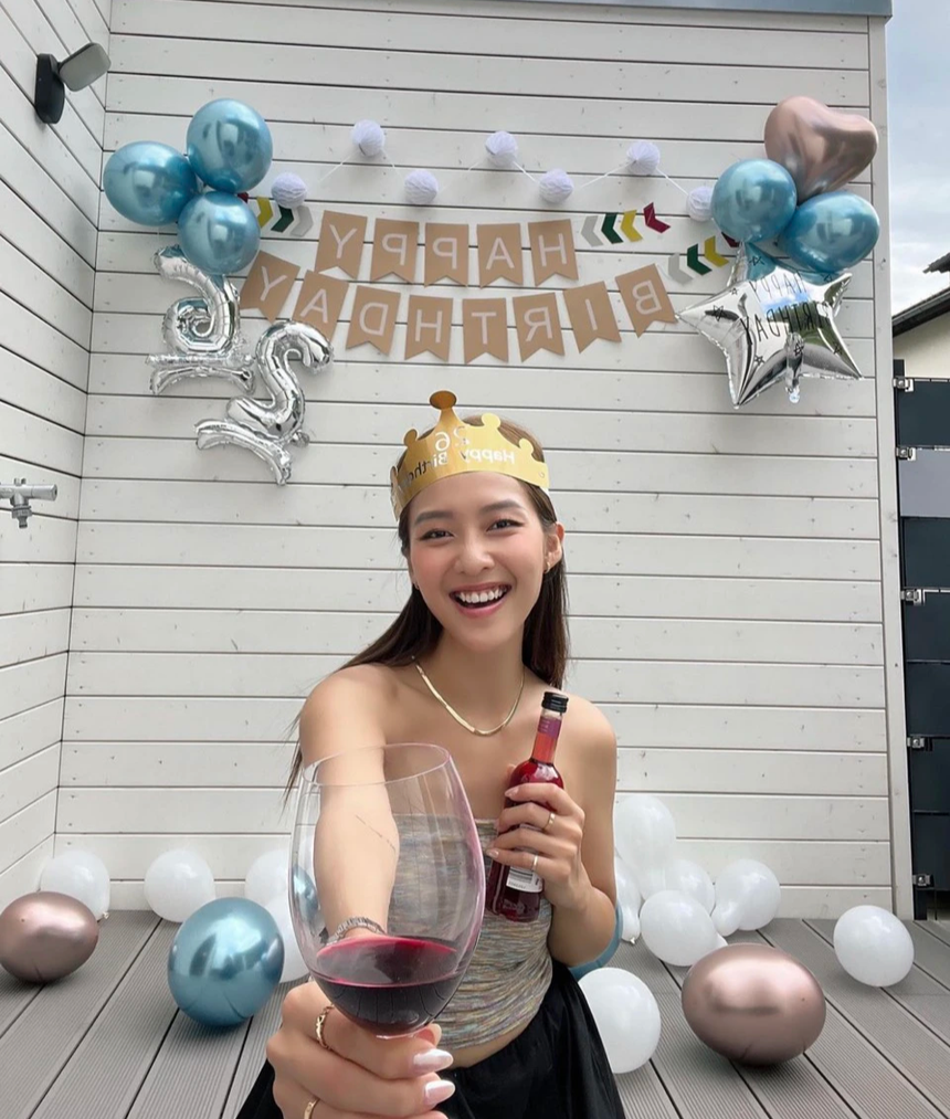 Sao Việt 1/8: Hòa Minzy khoe dáng tại biển, Chí Trung hạnh phúc bên bạn gái kém tuổi - Ảnh 6.