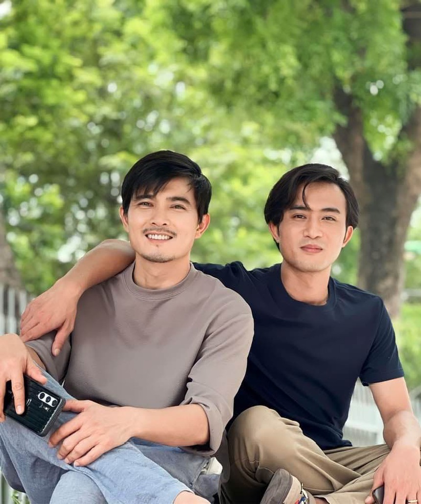 Sao Việt 1/8: Hòa Minzy khoe dáng tại biển, Chí Trung hạnh phúc bên bạn gái kém tuổi - Ảnh 3.