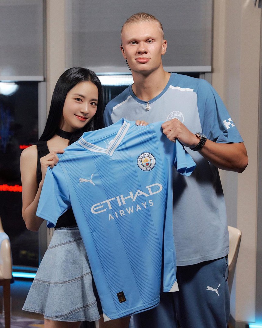 Trước khi sang Việt Nam, Jisoo (Blackpink) dạy Haaland vũ điệu Flower; CĐV phấn khích vì sao Man City sắp có kiều ăn mừng mới - Ảnh 2.