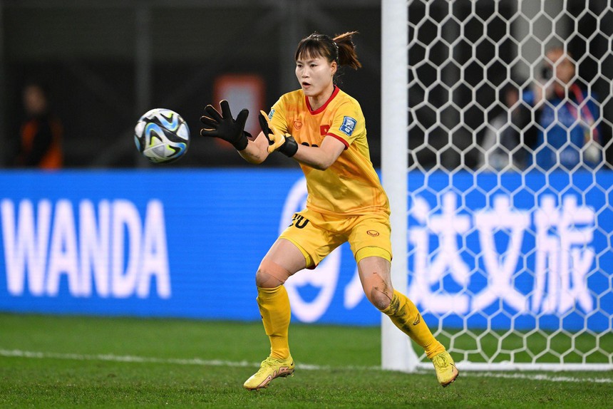 Bóng đá Việt Nam 1/8: Thủ môn thay thế Kim Thanh cao điểm nhất tuyển nữ Việt Nam - Ảnh 2.