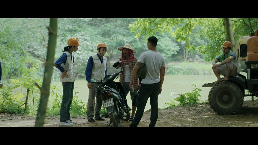 Giọng thều thào của Doãn Quốc Đam bị phản ứng ngay khi tập 1 'Làng trong phố' lên sóng. - Ảnh 1. Giọng thều thào của Doãn Quốc Đam bị phản ứng ngay khi tập 1 'Làng trong phố' lên sóng. - Ảnh 1.