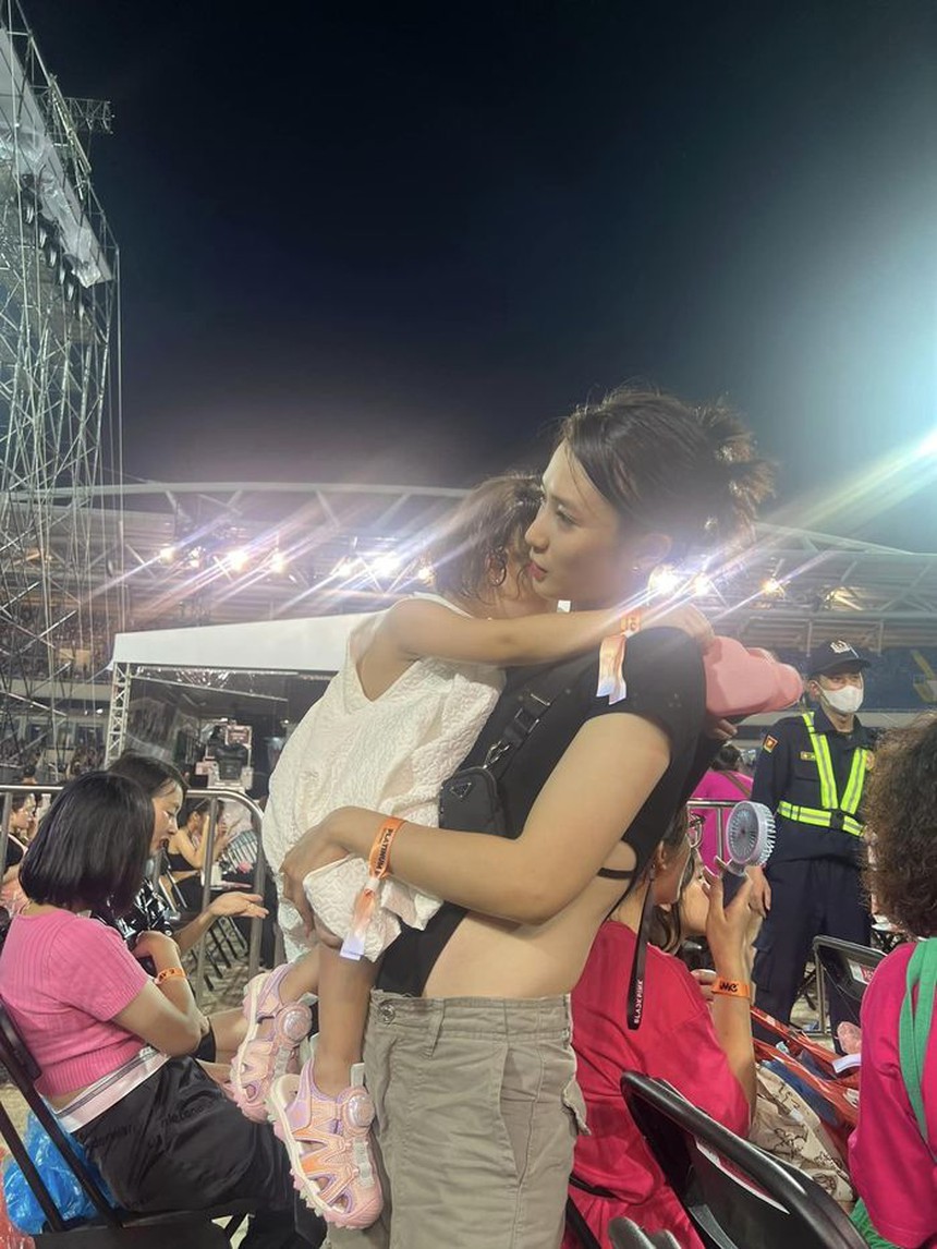 Mẹ con mỹ nhân Việt tỏa sáng ở "Đình Thôn": Jennifer Phạm như thiếu nữ bên con gái - Ảnh 6.