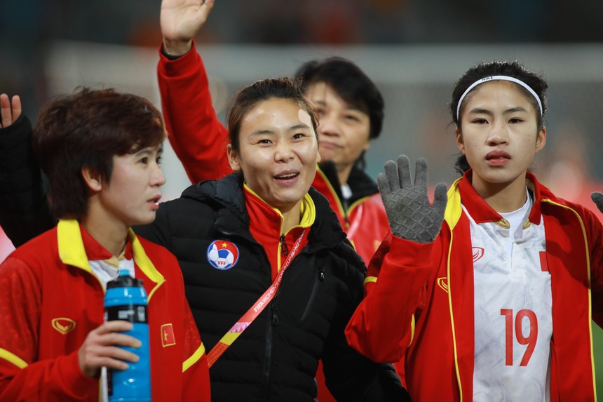 Ngẩng cao đầu chào tạm biệt - Ảnh 1.