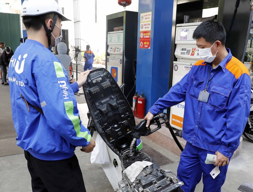 Giá xăng tiếp tục tăng mạnh từ 15h chiều nay 1/8 - Ảnh 1. Giá xăng tiếp tục tăng mạnh từ 15h chiều nay 1/8 - Ảnh 1.