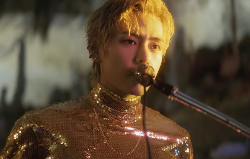 'Giải mã' ý nghĩa bản serenade ngọt ngào trong MV 'Love Me Again' của V BTS - Ảnh 7. 'Giải mã' ý nghĩa bản serenade ngọt ngào trong MV 'Love Me Again' của V BTS - Ảnh 7.