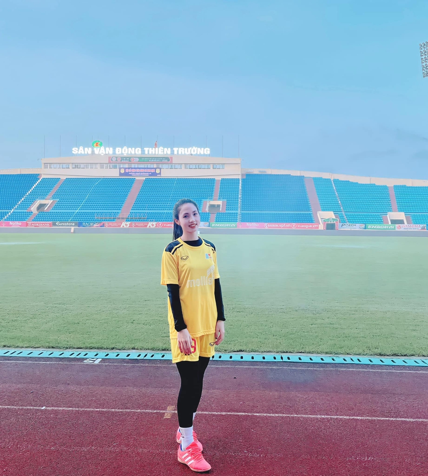 Nhan sắc Trần Thị Duyên- 'hot girl' Hà Nam được gọi lên tuyển nữ Việt Nam chuẩn bị cho ASIAD 19 - Ảnh 2.