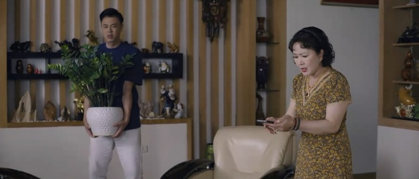 'Món quà của cha': Tuấn Tú khổ sở vì mẹ vợ đồng bóng hành đủ kiểu - Ảnh 2. 'Món quà của cha': Tuấn Tú khổ sở vì mẹ vợ đồng bóng hành đủ kiểu - Ảnh 2.