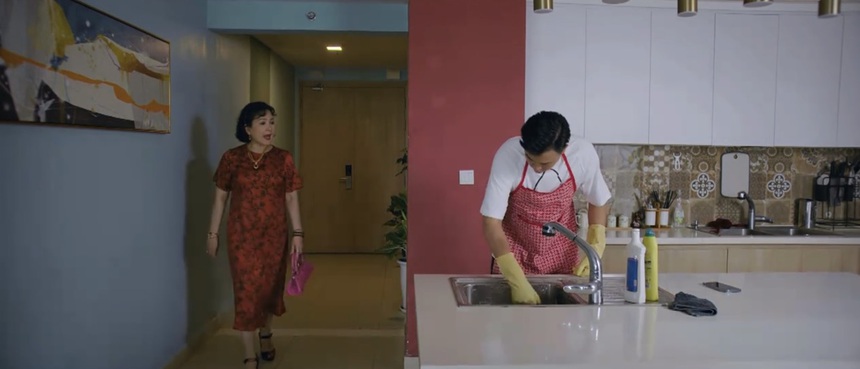 'Món quà của cha': Tuấn Tú khổ sở vì mẹ vợ đồng bóng hành đủ kiểu - Ảnh 1. 'Món quà của cha': Tuấn Tú khổ sở vì mẹ vợ đồng bóng hành đủ kiểu - Ảnh 1.