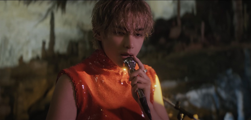 'Giải mã' ý nghĩa bản serenade ngọt ngào trong MV 'Love Me Again' của V BTS - Ảnh 2. 'Giải mã' ý nghĩa bản serenade ngọt ngào trong MV 'Love Me Again' của V BTS - Ảnh 2.