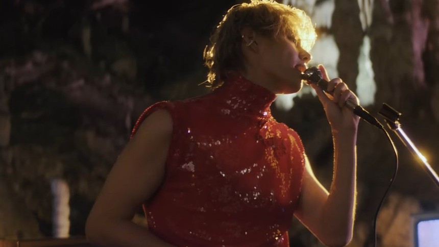 'Giải mã' ý nghĩa bản serenade ngọt ngào trong MV 'Love Me Again' của V BTS - Ảnh 3. 'Giải mã' ý nghĩa bản serenade ngọt ngào trong MV 'Love Me Again' của V BTS - Ảnh 3.