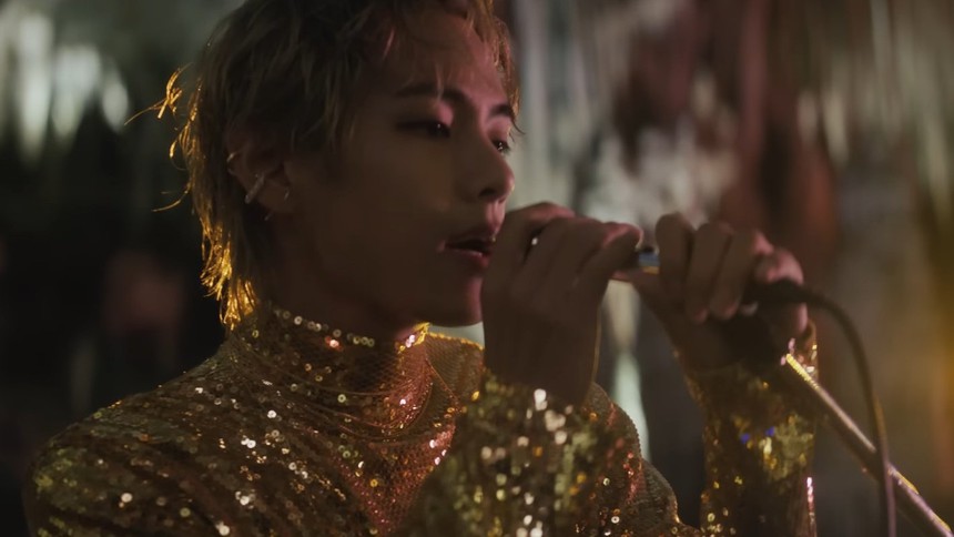 'Giải mã' ý nghĩa bản serenade ngọt ngào trong MV 'Love Me Again' của V BTS - Ảnh 8. 'Giải mã' ý nghĩa bản serenade ngọt ngào trong MV 'Love Me Again' của V BTS - Ảnh 8.