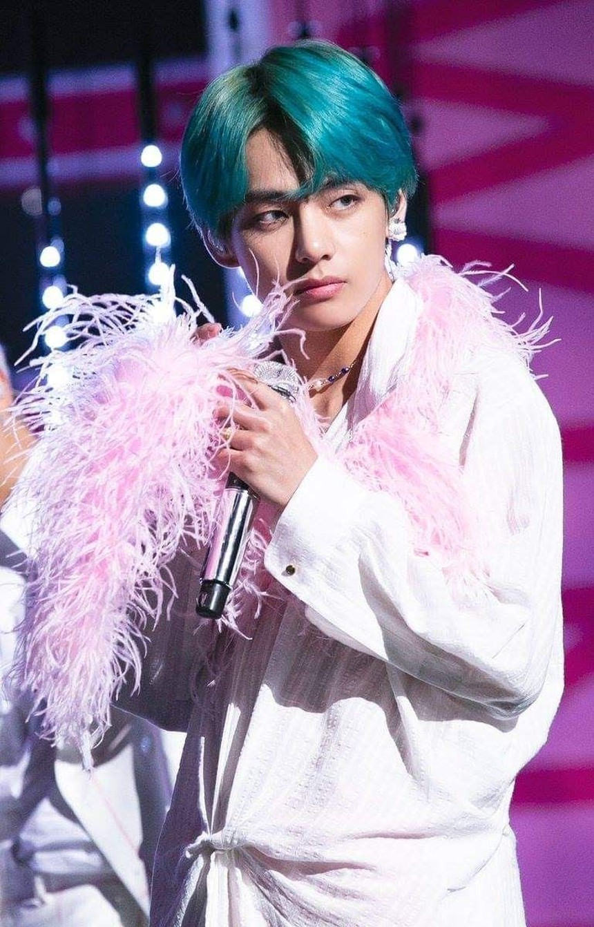 9 lần V BTS phá vỡ quy tắc giới tính: Ăn mặc, trang điểm - Ảnh 10.