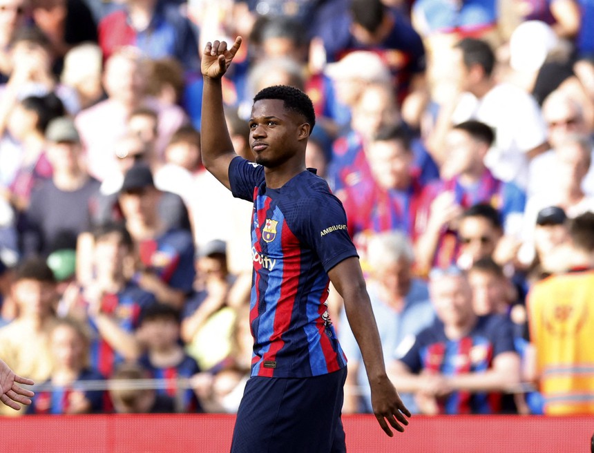 Tin nóng bóng đá tối 11/8: MU công bố số áo mùa giải mới, Bayern nổ 'bom tấn' Harry Kane - Ảnh 6.