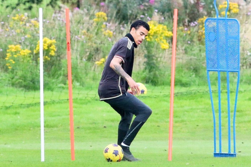 Tin nóng bóng đá tối 11/8: MU công bố số áo mùa giải mới, Bayern nổ 'bom tấn' Harry Kane - Ảnh 2.