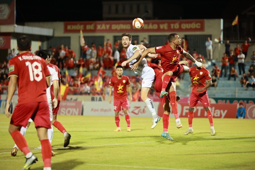 Sự cố hy hữu tại V-League: Trận Hà Tĩnh - Hải Phòng mất điện, fan ăn mừng cực nhiệt - Ảnh 4.