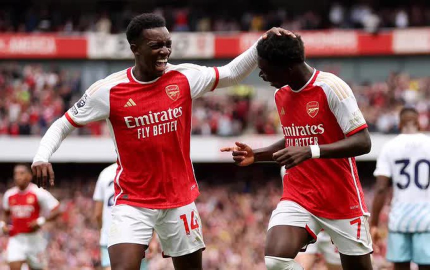 Saka vẽ siêu phẩm giúp Arsenal giành trọn 3 điểm ngày ra quân - Ảnh 2.