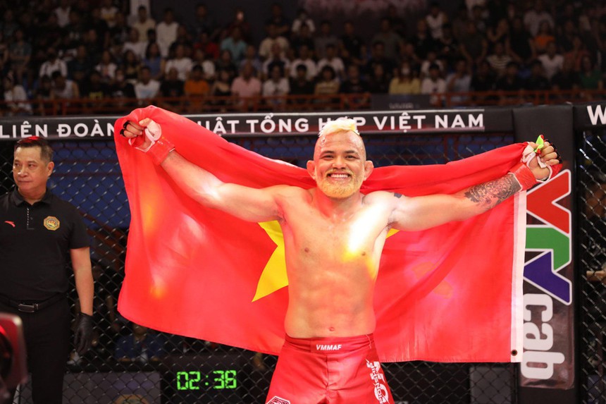 Sau thất bại tranh cãi trước Trần Ngọc Lượng, võ sĩ Brazil thể hiện tuyệt kỹ khiến đối thủ xin thua  - Ảnh 4.