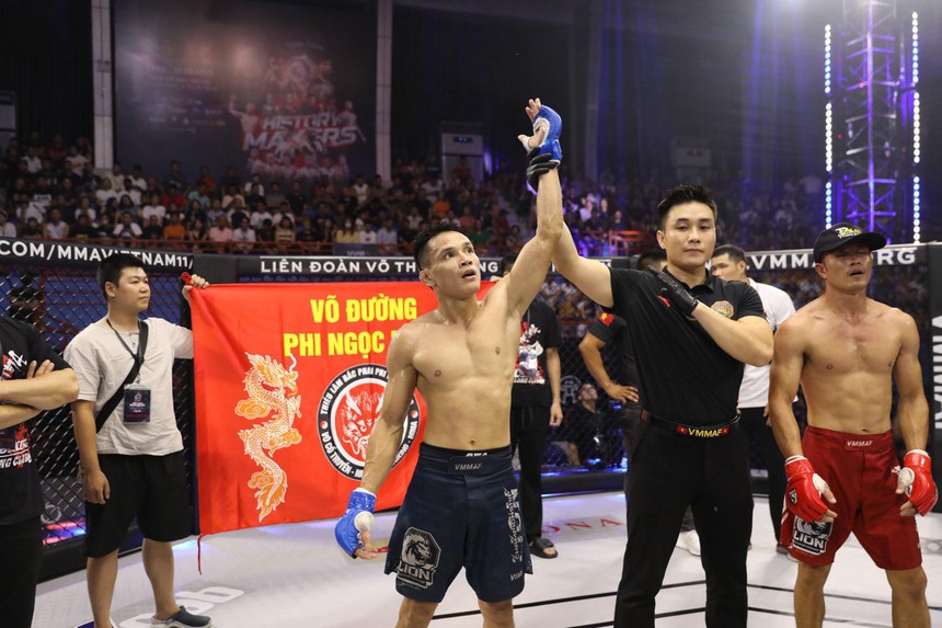 Sau thất bại tranh cãi trước Trần Ngọc Lượng, võ sĩ Brazil thể hiện tuyệt kỹ khiến đối thủ xin thua  - Ảnh 5.