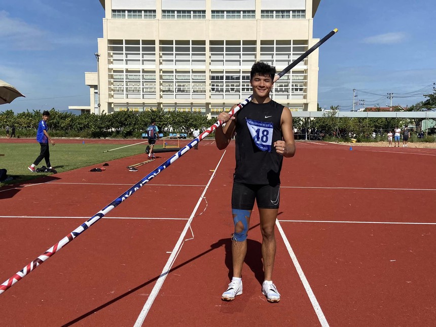 VĐV con lai giành HCV giải nhảy sào trẻ quốc gia 2023 - Ảnh 2.