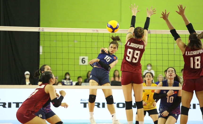 Như Quỳnh liên tục "làm khổ"' hàng chắn Thái Lan ở lượt về SEA V.League 2023