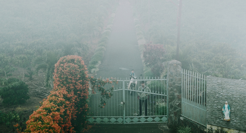 Phim 'Bên trong vỏ kén vàng': Hành trình của đức tin và tỉnh thức - Ảnh 2. Phim 'Bên trong vỏ kén vàng': Hành trình của đức tin và tỉnh thức - Ảnh 2.