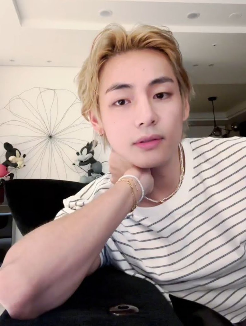 V BTS tiết lộ câu chuyện bí mật trong quá trình xúc tiến album solo với Min Hee Jin - Ảnh 2.