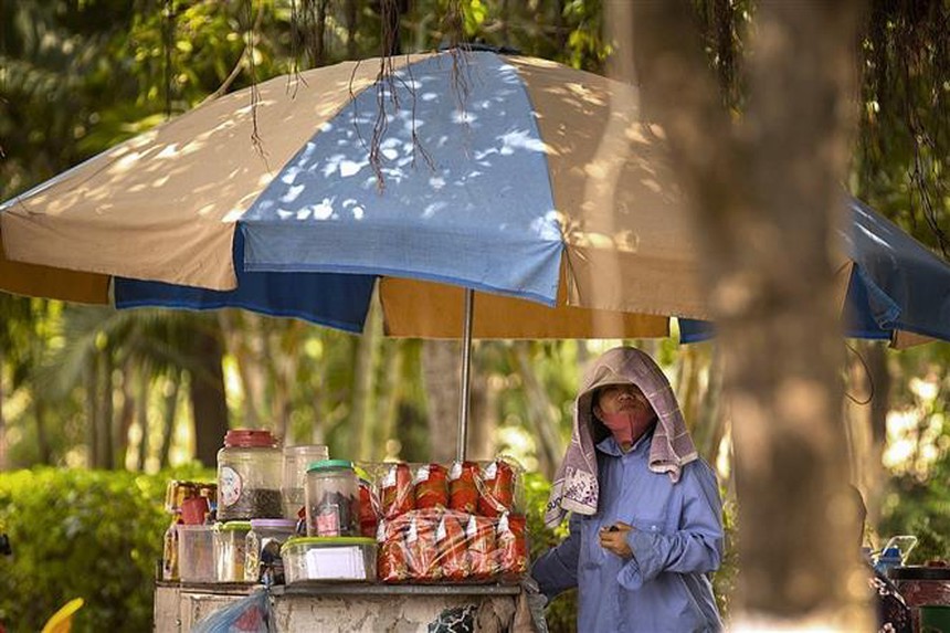 Ngày 13/8, khu vực từ Quảng Bình đến Bình Thuận có nơi nắng nóng gay gắt - Ảnh 1.