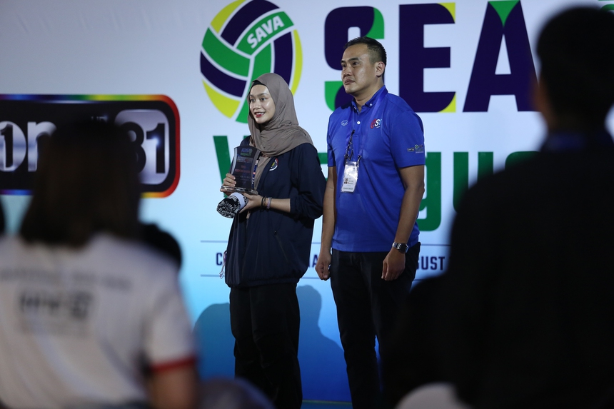 Đoàn Thị Xuân ngơ ngác trong màn trao giải 'độc lạ' ở SEA V.League, CĐV ví von với sự cố tại Hoa hậu hoàn vũ 2015 - Ảnh 2.