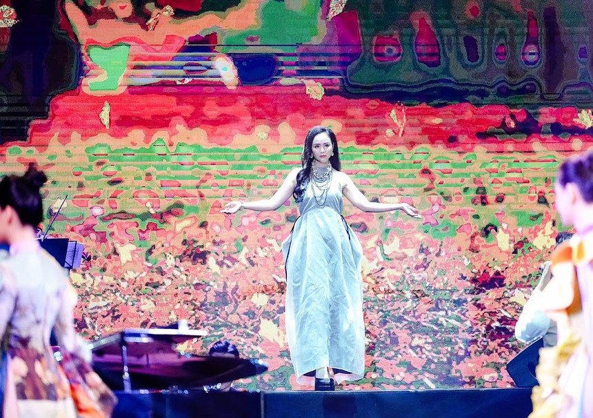 Thanh Hương Bùi 'hóa thân' nàng thơ trong đêm nhạc Ngô Thuỵ Miên - Ảnh 3.