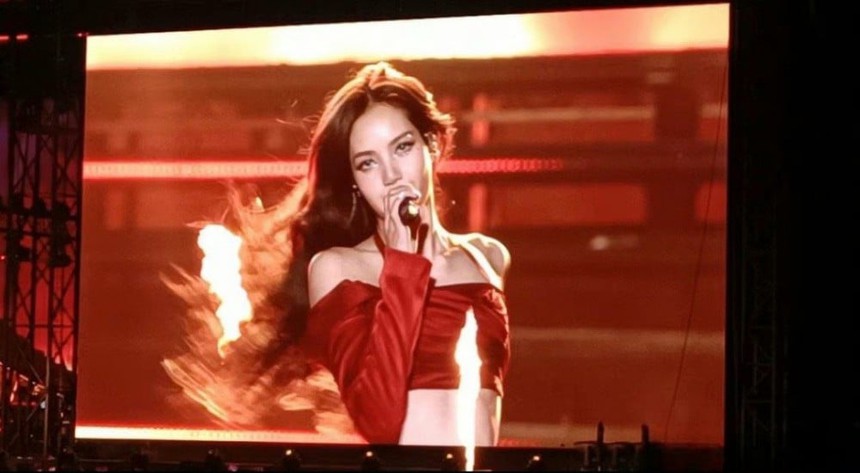 Loạt ảnh mới nhất của Lisa Blackpink khiến fan trầm trồ 'càng lớn tuổi càng nóng bỏng' - Ảnh 4.