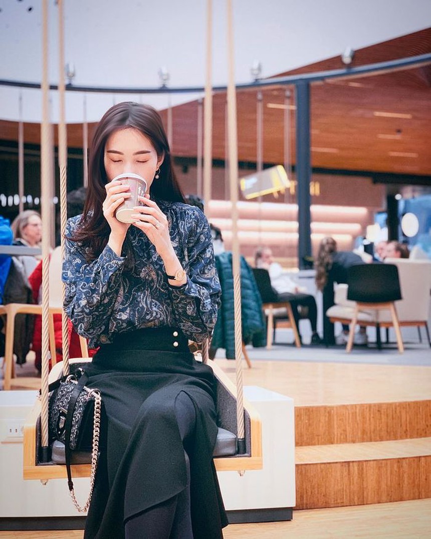 Tủ đồ hiệu của Hoa hậu "thần tiên tỷ tỷ": Áo thun dạo phố giá 36 triệu đồng - Ảnh 7.