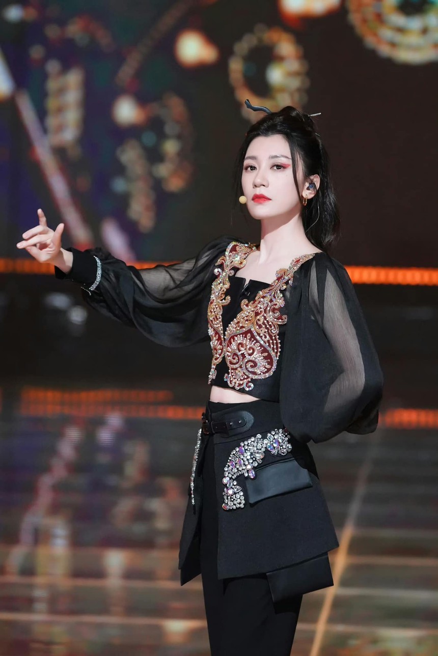 Giả Tịnh Văn đăng ảnh bên chồng trẻ kém tuổi, nhan sắc mệt mỏi gây chú ý - Ảnh 7.