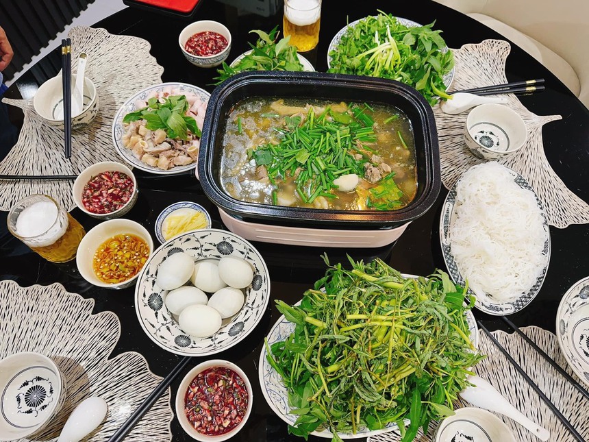 Sao Việt 15/8: Tiểu Vy rộ tin đồn hẹn hò với tài từ Thái Lan, Trấn Thành - Hari Won mừng khai trương nhà hàng của Trường Giang - Ảnh 6.