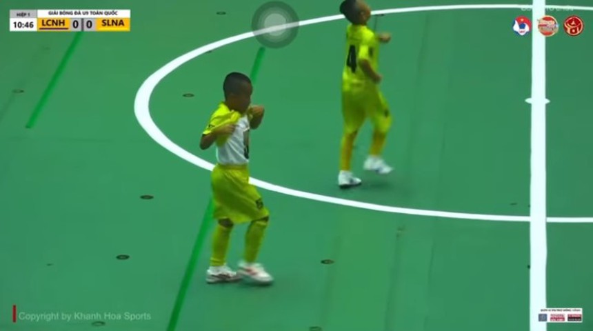 Cầu thủ nhí xứ Nghệ gây sốt với màn ăn mừng tưởng nhớ người ông sau khi lập siêu phẩm - Ảnh 2. Cầu thủ nhí xứ Nghệ gây sốt với màn ăn mừng tưởng nhớ người ông sau khi lập siêu phẩm - Ảnh 2.