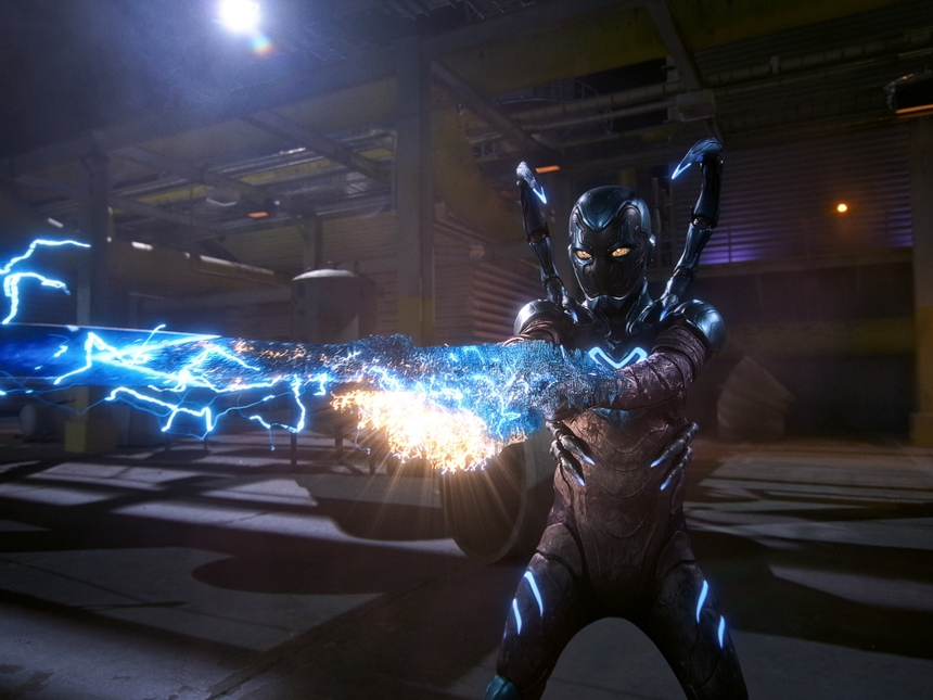 Siêu anh hùng 'bọ xanh' với bộ giáp tựa người sắt - Ảnh 3.