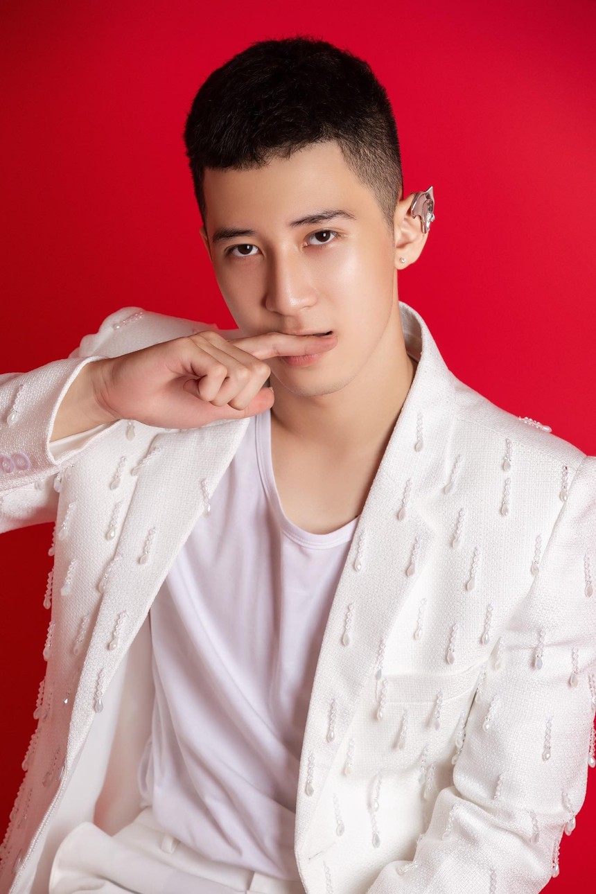 MV 'Rượu mừng hóa người dưng': Âm nhạc theo thời đại - Ảnh 3.