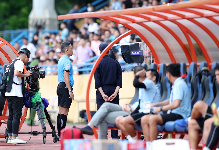 Với VAR, V-League vừa tiến được 1 bước  - Ảnh 2.